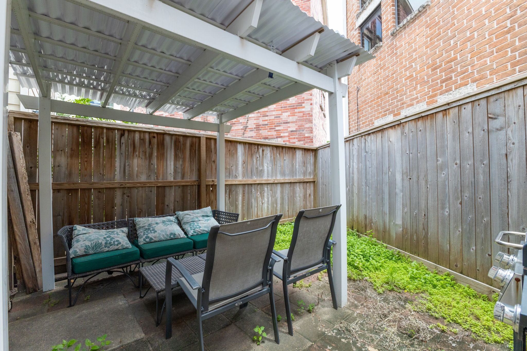 5207 Cornish Street Houston, TX 77007 - Photo 31 of 38 Back yard/ covered patio area