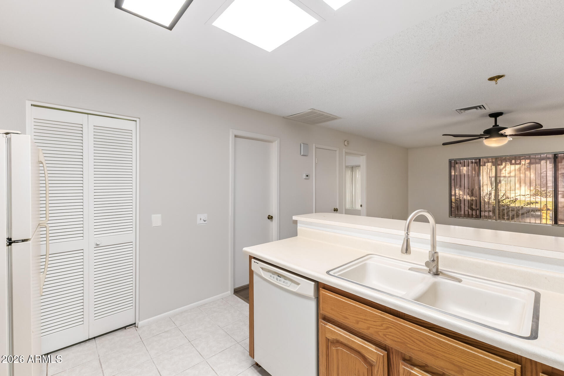 14300 West Bell Road, Unit 80 Surprise, AZ 85374 - Photo 9 of 31 Kitchen