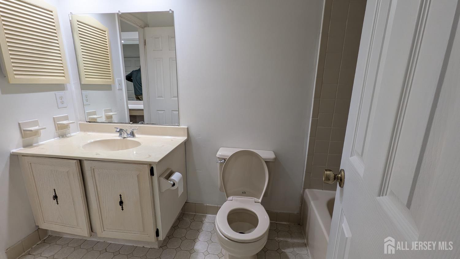 2103 Timber Oaks Road Edison, NJ 08820 - Photo 8 of 14 a bathroom with a sink mirror and toilet