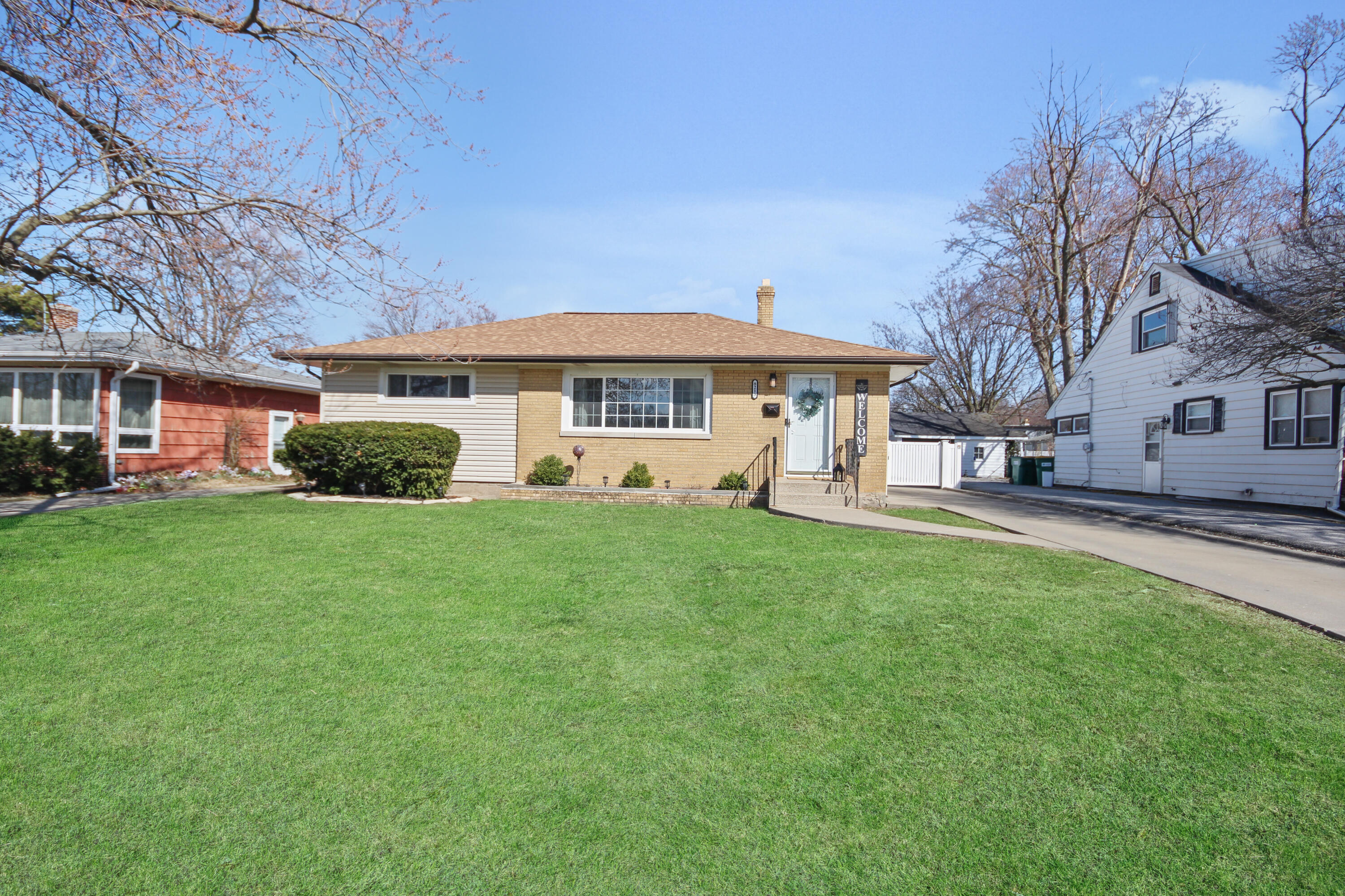 8213 Kooy Drive Munster, IN 46321 - Photo 1 of 23 3000x1999