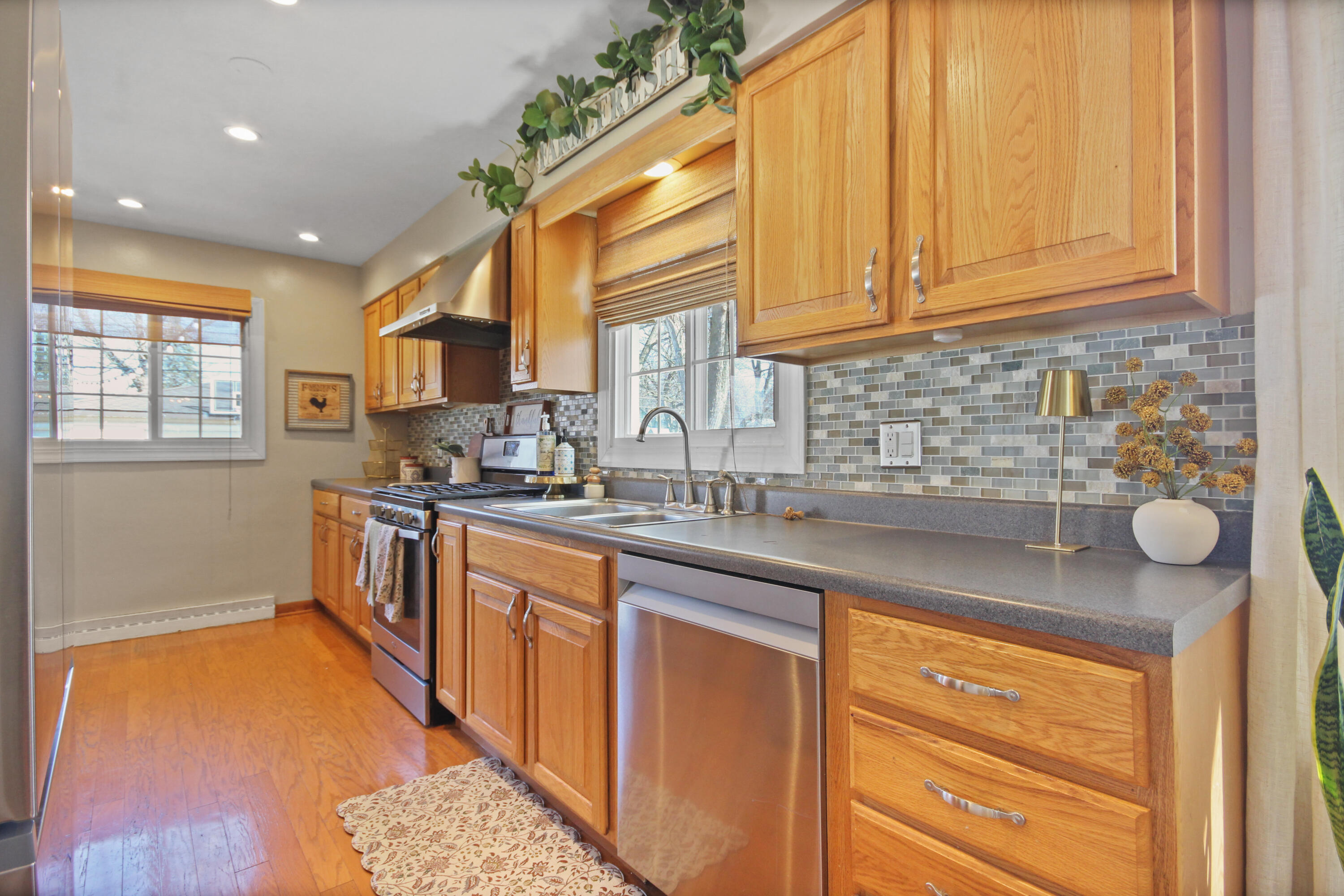 8213 Kooy Drive Munster, IN 46321 - Photo 8 of 23 3000x2001