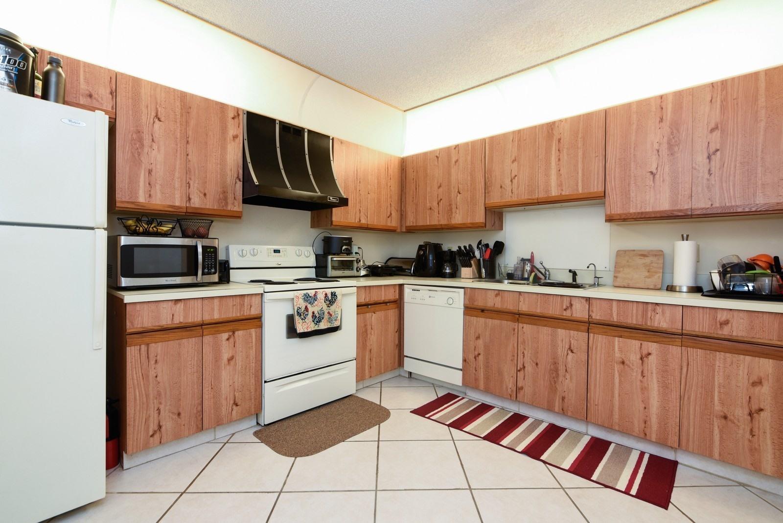 9346 Sable Ridge Circle, Unit D Boca Raton, FL 33428 - Photo 5 of 15 05_9346SableRidgeCircle_5_Kitchen_Custom