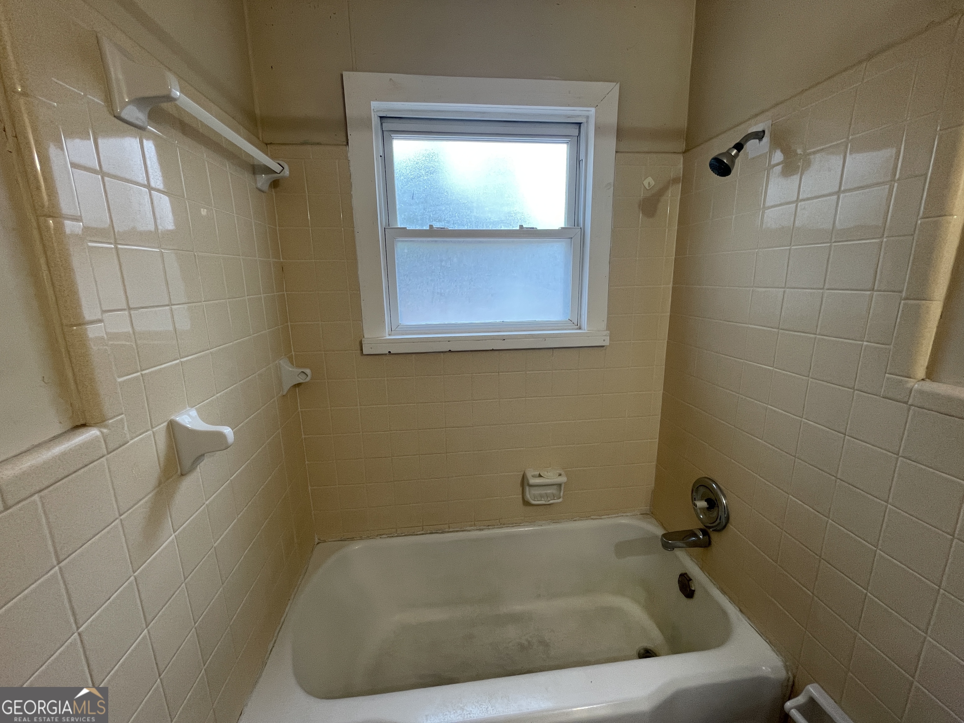 104 4th Street Cochran, GA 31014 - Photo 23 of 41 a bathroom with a bathtub