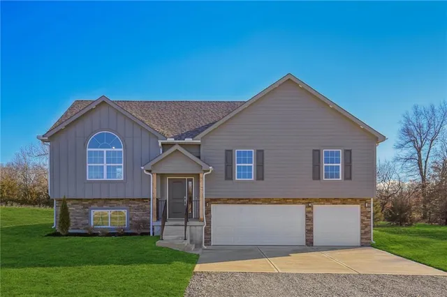 $385,000 | 323 Northeast 51st Road, Warrensburg, MO 64093