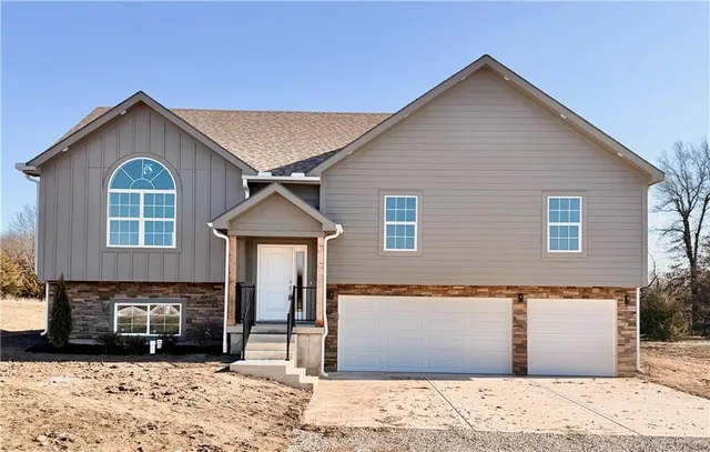 $385,000 | 323 Northeast 51st Road, Warrensburg, MO 64093