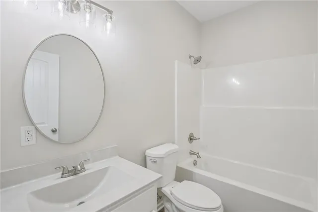 $385,000 | 323 Northeast 51st Road, Warrensburg, MO 64093