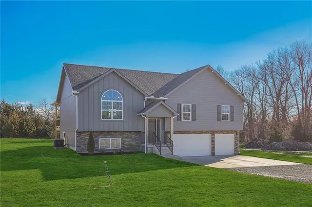 $385,000 | 323 Northeast 51st Road, Warrensburg, MO 64093
