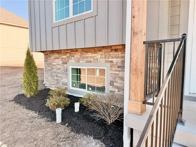 $385,000 | 323 Northeast 51st Road, Warrensburg, MO 64093