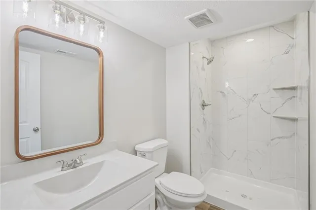 $385,000 | 323 Northeast 51st Road, Warrensburg, MO 64093