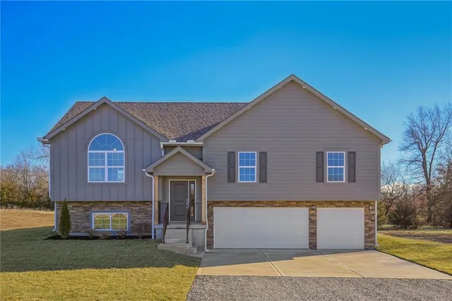 $385,000 | 323 Northeast 51st Road, Warrensburg, MO 64093