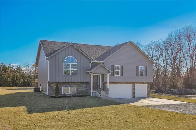 $385,000 | 323 Northeast 51st Road, Warrensburg, MO 64093