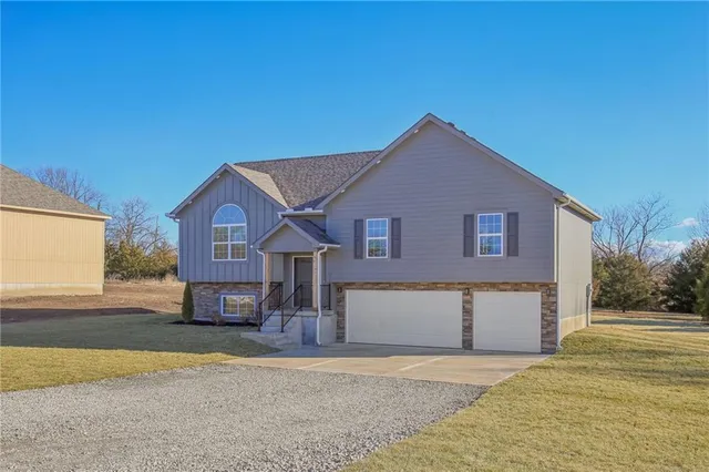 $385,000 | 323 Northeast 51st Road, Warrensburg, MO 64093