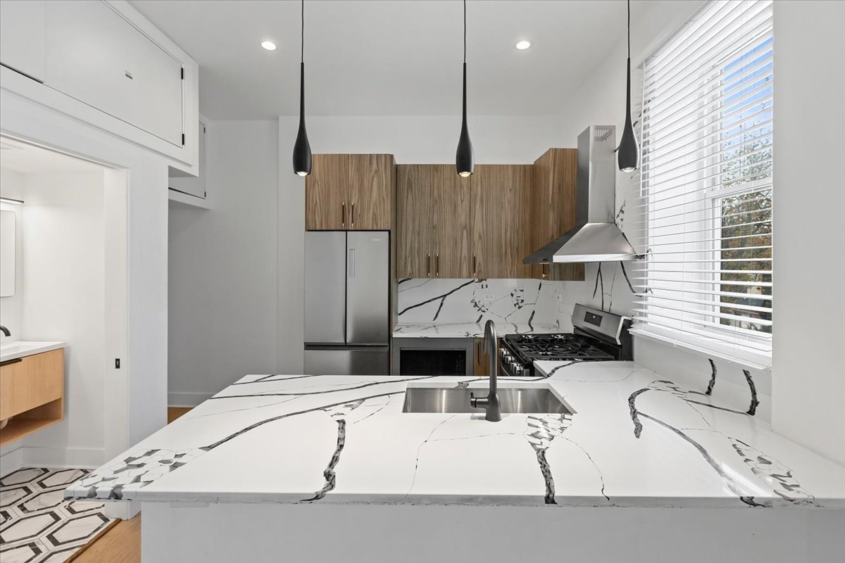 449 North Elizabeth Street, Unit 3S Chicago, IL 60642 - Photo 2 of 12 a bathroom with a tub sink and a mirror