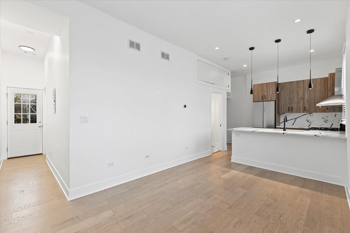 449 North Elizabeth Street, Unit 3S Chicago, IL 60642 - Photo 5 of 12 a view of a kitchen with a sink