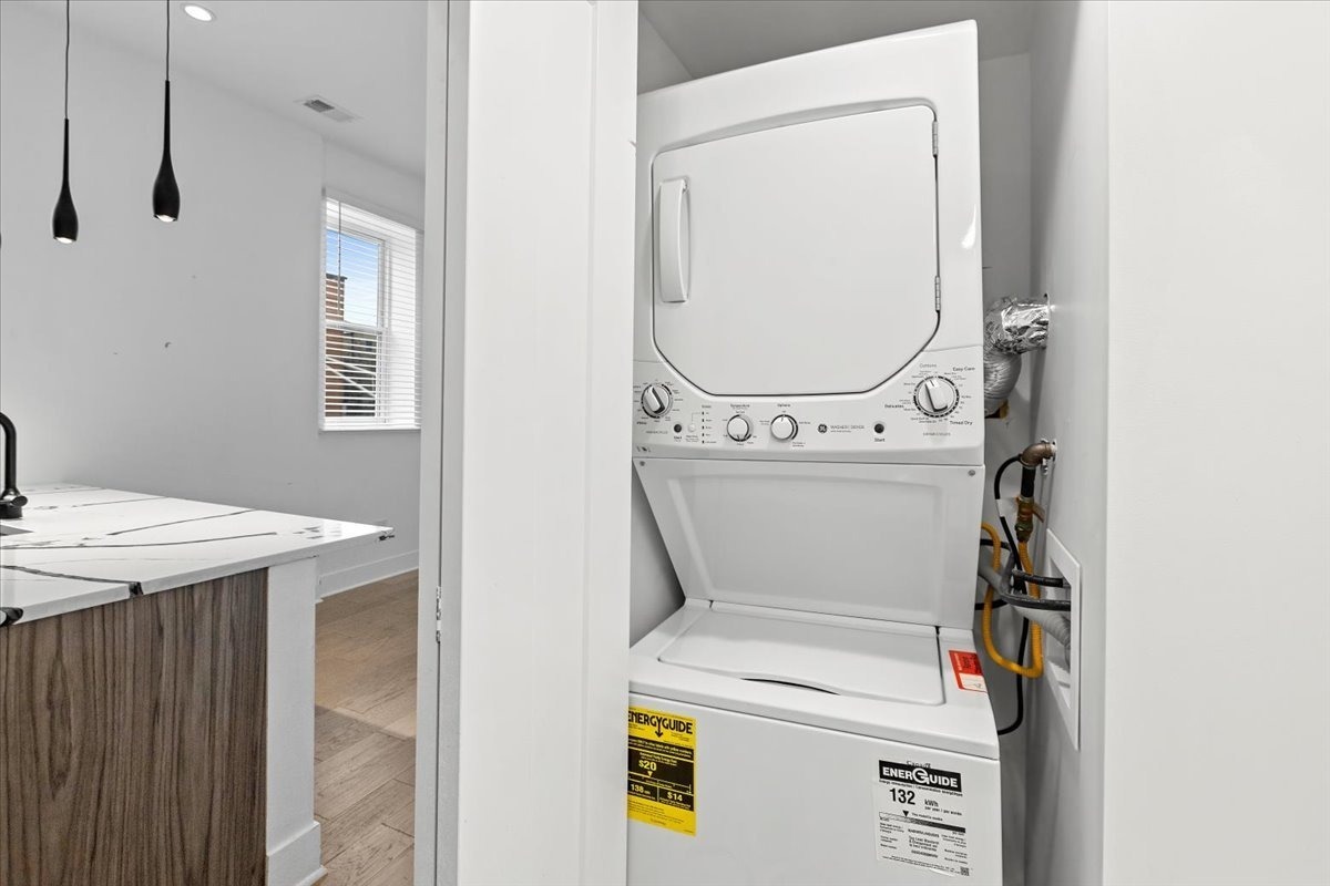 449 North Elizabeth Street, Unit 3S Chicago, IL 60642 - Photo 7 of 12 a utility room with dryer and washer
