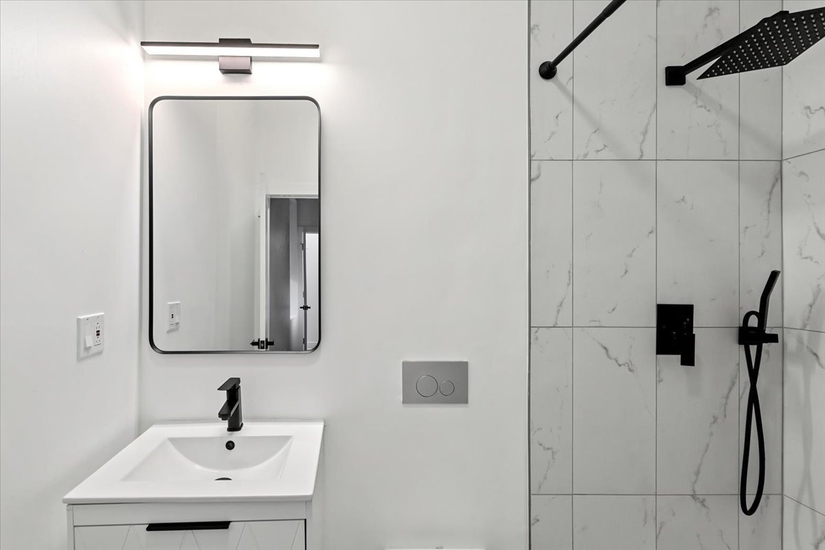 449 North Elizabeth Street, Unit 3S Chicago, IL 60642 - Photo 9 of 12 a bathroom with a sink and mirror