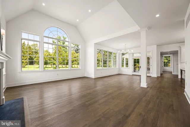 a view of a hallway with windows and entryway