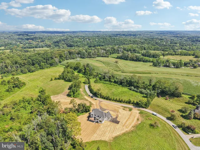 a black and white photo of a living room