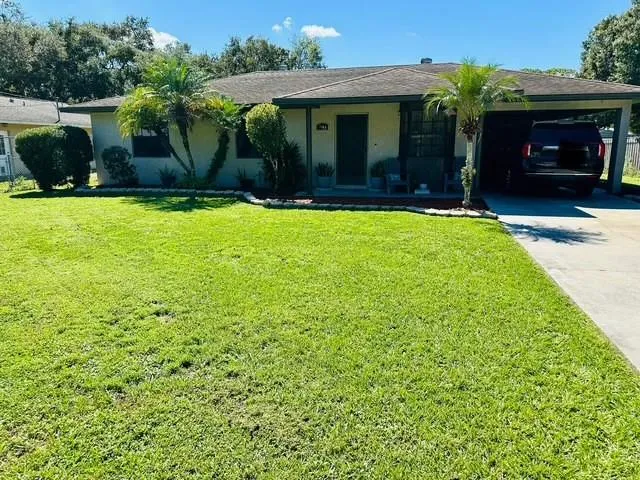 a view of a house with yard and plants