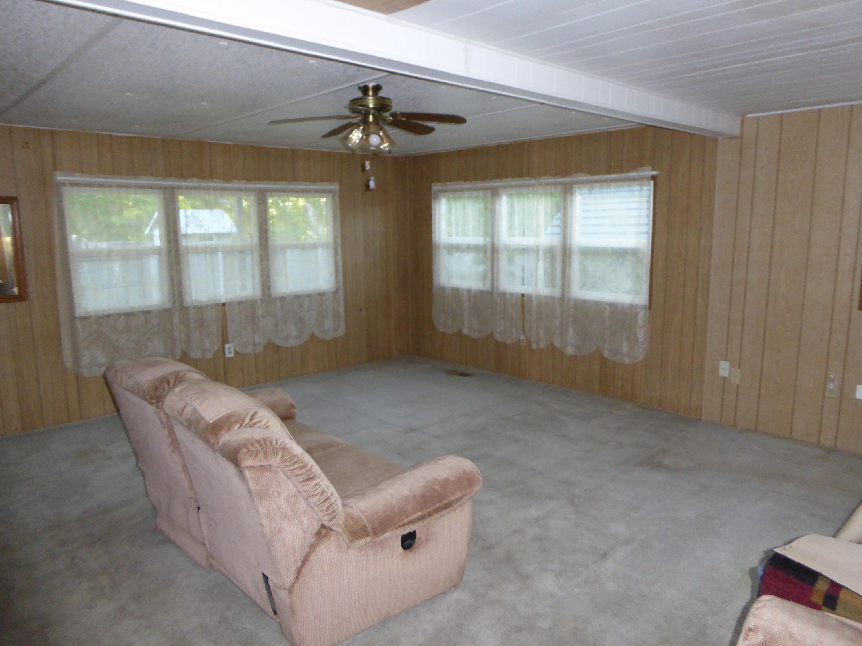 3350 Santa Rosa Way, Unit NONE Redding, CA 96003 - Photo 23 of 58 Living Room_2