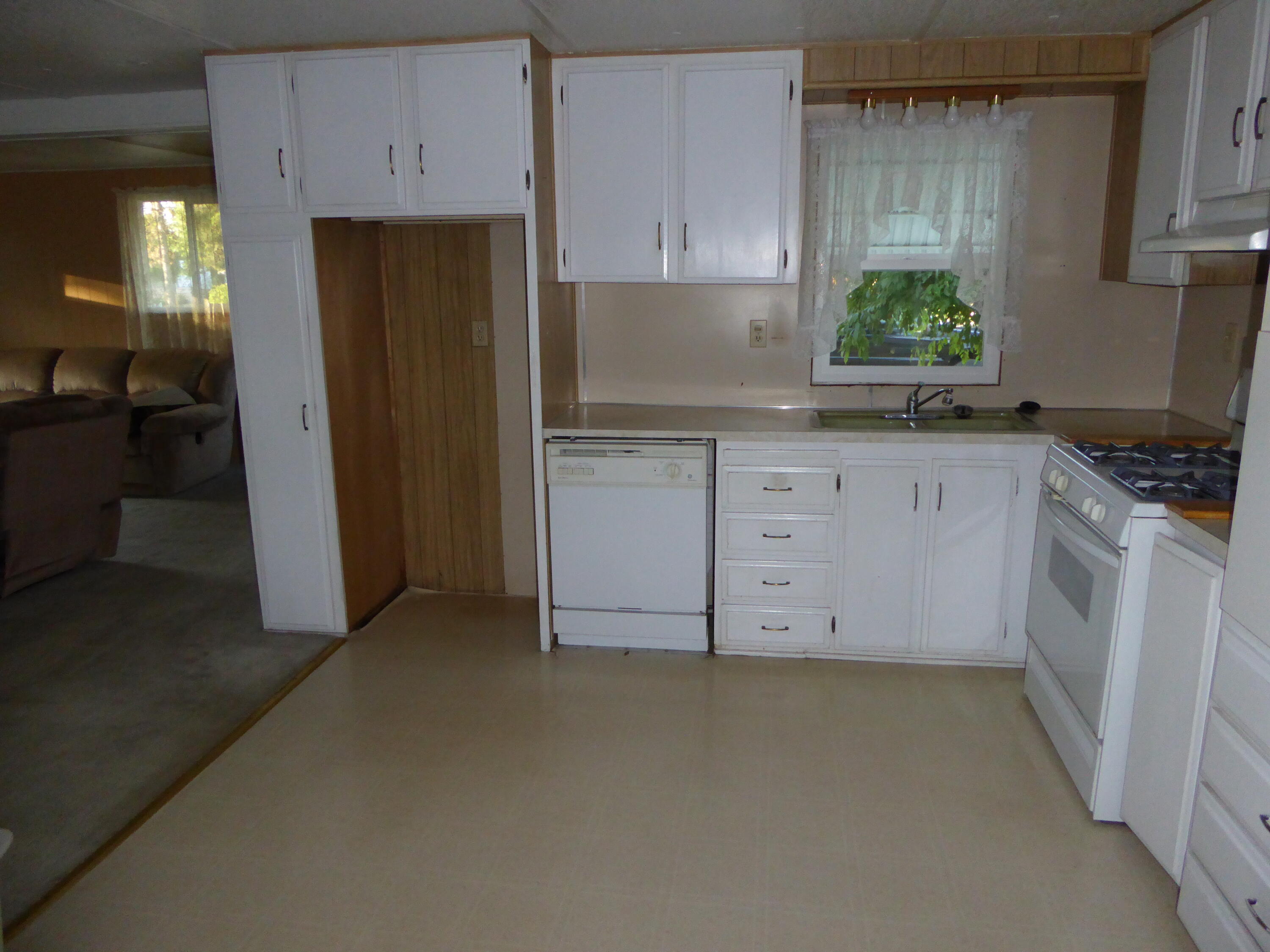 3350 Santa Rosa Way, Unit NONE Redding, CA 96003 - Photo 27 of 58 Kitchen_1