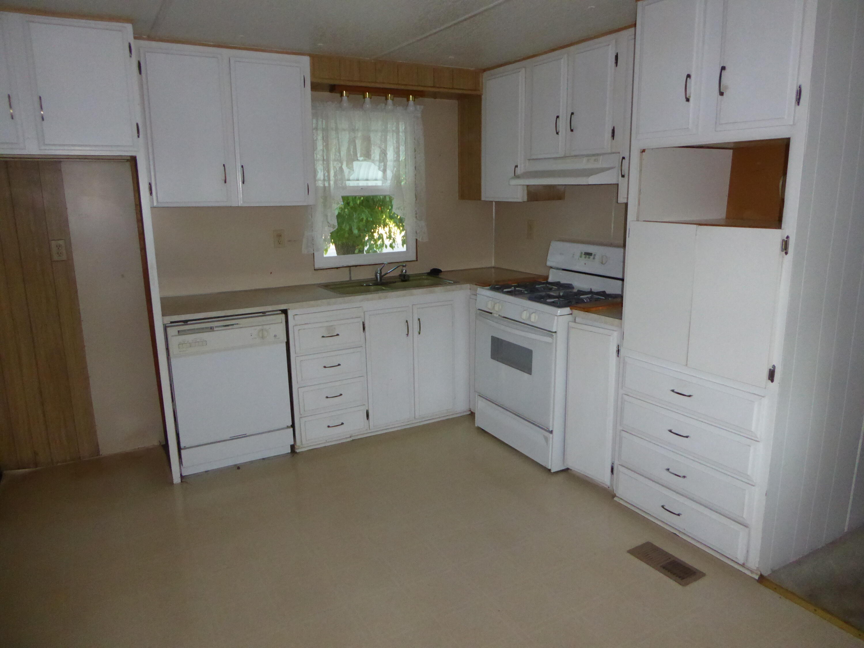 3350 Santa Rosa Way, Unit NONE Redding, CA 96003 - Photo 30 of 58 Kitchen_5