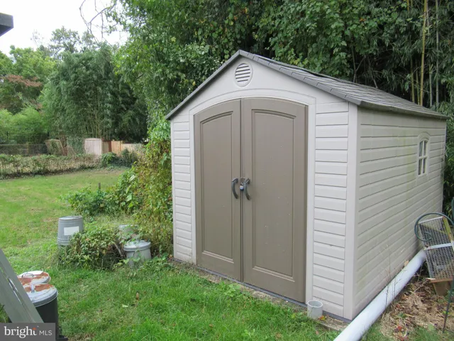 a view of a back yard