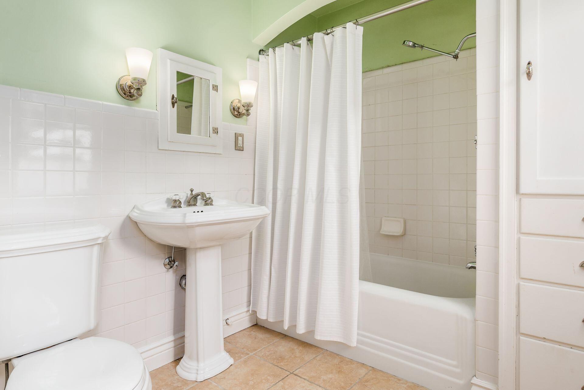174 South Remington Road Columbus, OH 43209 - Photo 36 of 48 35_CHARMING BATH