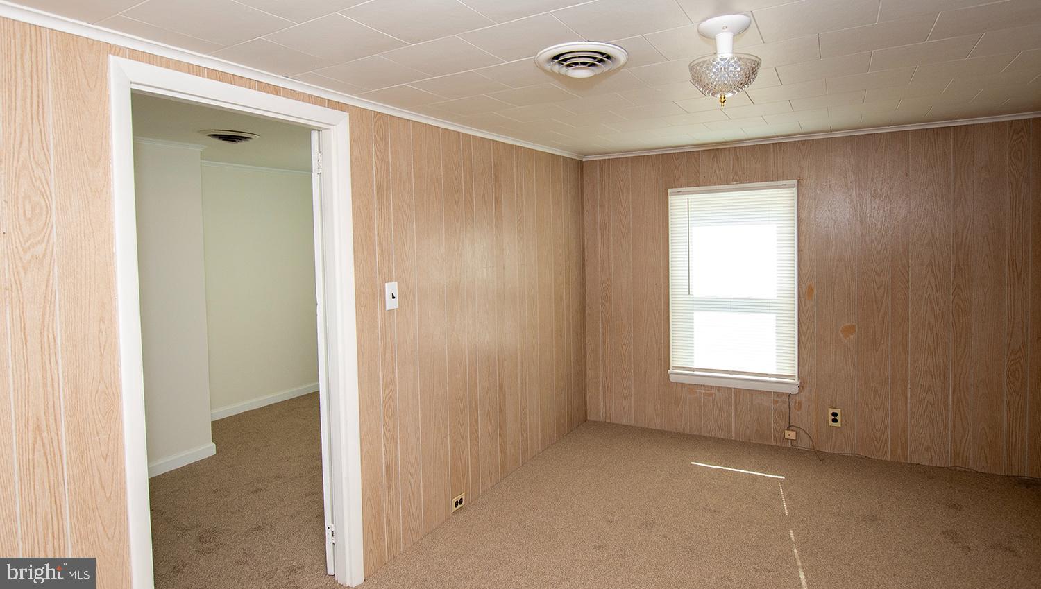 34463 Rider Road Delmar, DE 19940 - Photo 35 of 47 an empty room with windows and closet