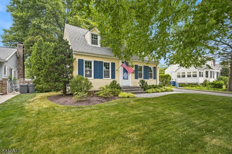 688 Greenbrook Road North Plainfield, NJ 07063 - Photo 4 of 37