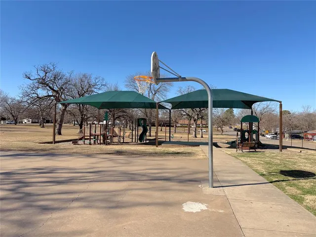 $1,600 | 1108 West Day Street, Denison, TX 75020