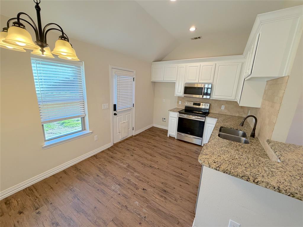 1108 West Day Street Denison, TX 75020 - Photo 8 of 24