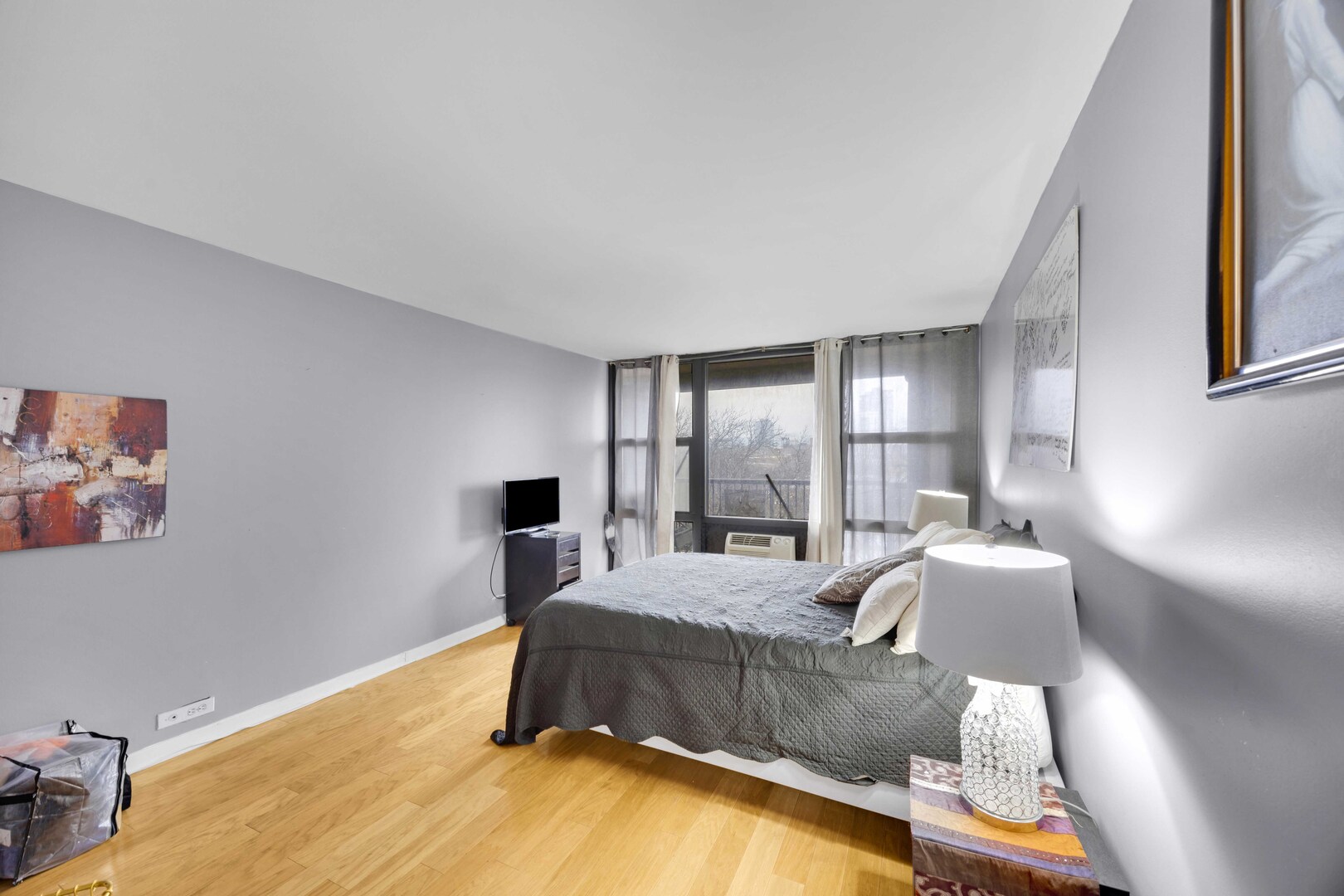 2605 South Indiana Avenue, Unit 403 Chicago, IL 60616 - Photo 13 of 16 a bedroom with a bed and window