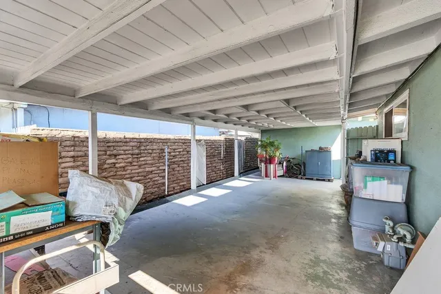 a view of livingroom with furniture