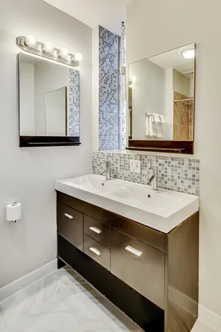 $497,000 | 945 West Agatite Avenue, Unit 2, Chicago, IL 60640