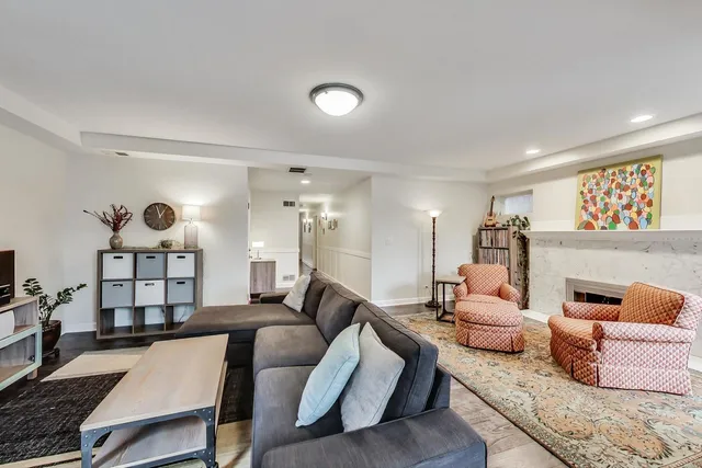 $497,000 | 945 West Agatite Avenue, Unit 2, Chicago, IL 60640