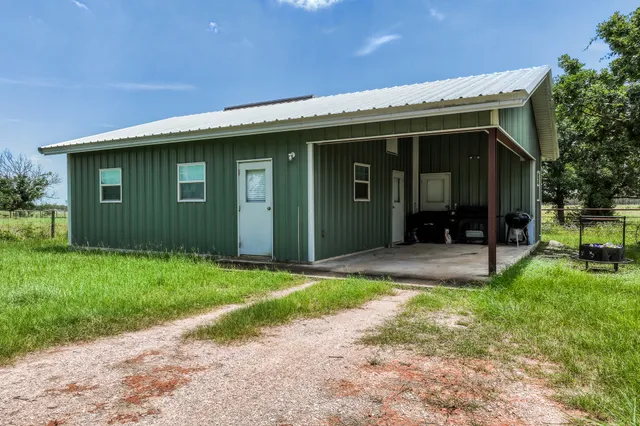 a view of a house with backyard and porch
