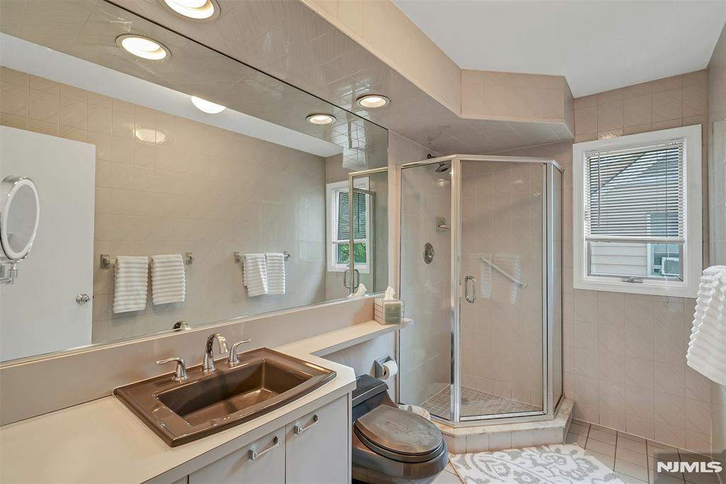 616 Rutland Avenue Teaneck, NJ 07666 - Photo 20 of 39
