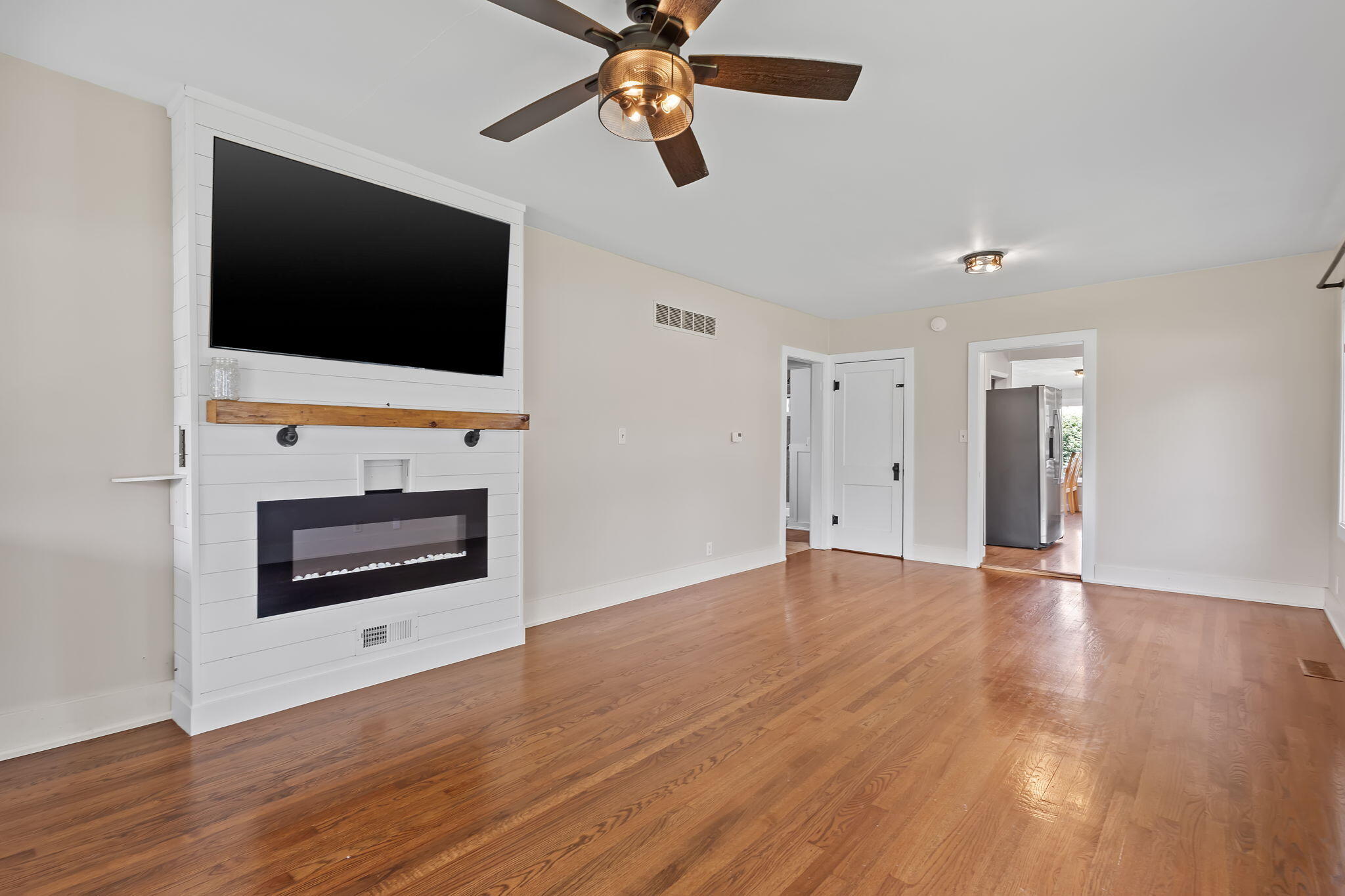124 6th Street Southeast De Motte, IN 46310 - Photo 6 of 36 2048x1365
