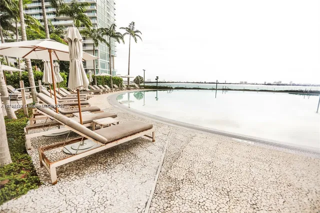 a view of a back yard