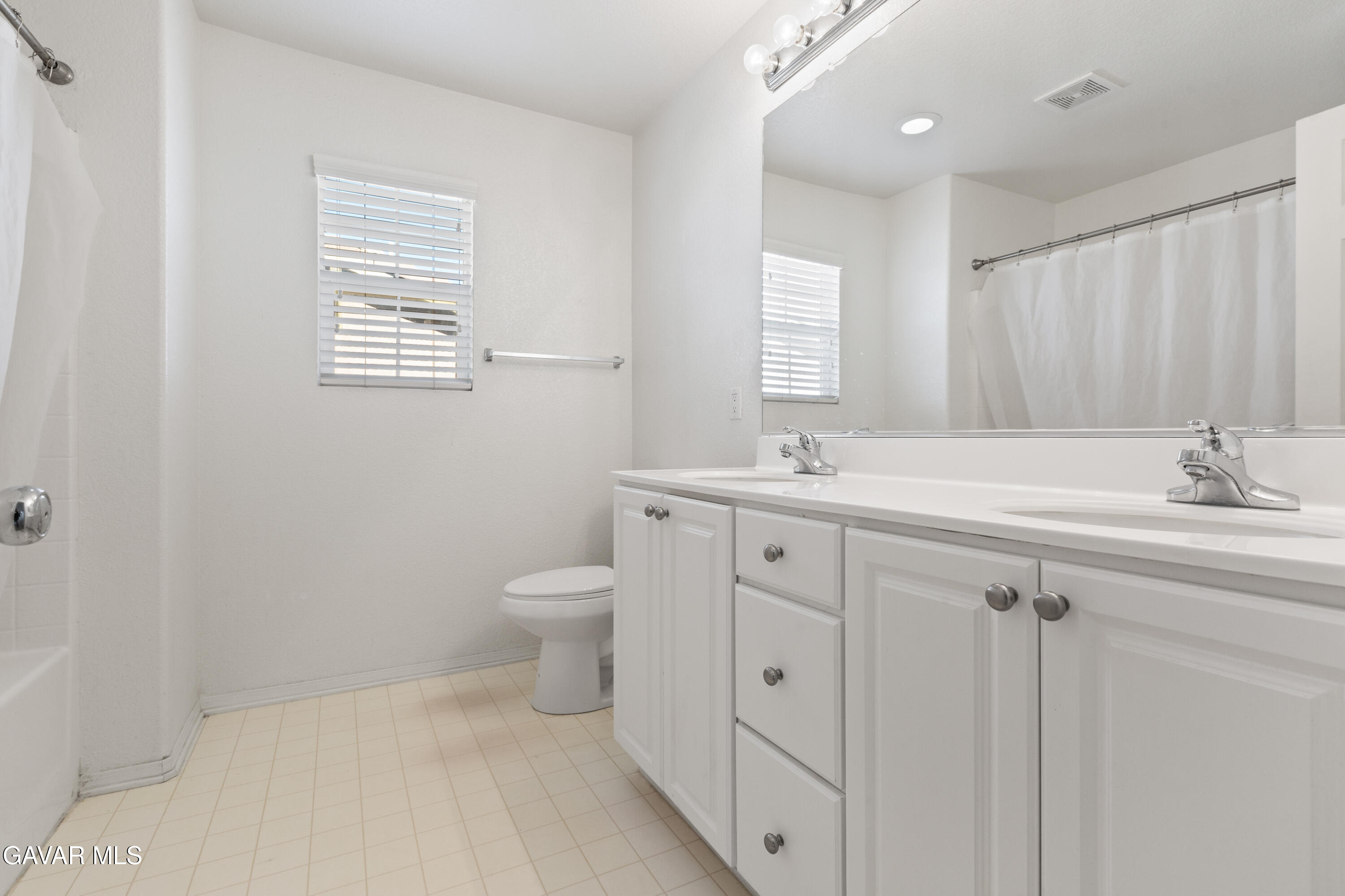 37515 Ruby Red Lane Palmdale, CA 93551 - Photo 14 of 23 2nd full bath