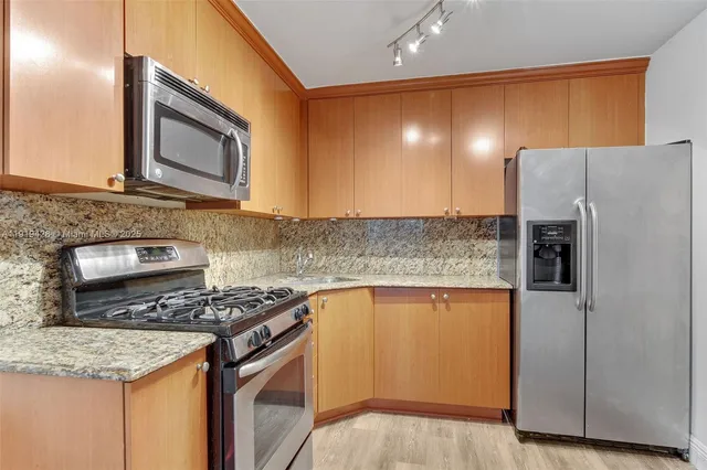 $2,400 | 3245 Virginia Street, Unit 56, Miami, FL 33133