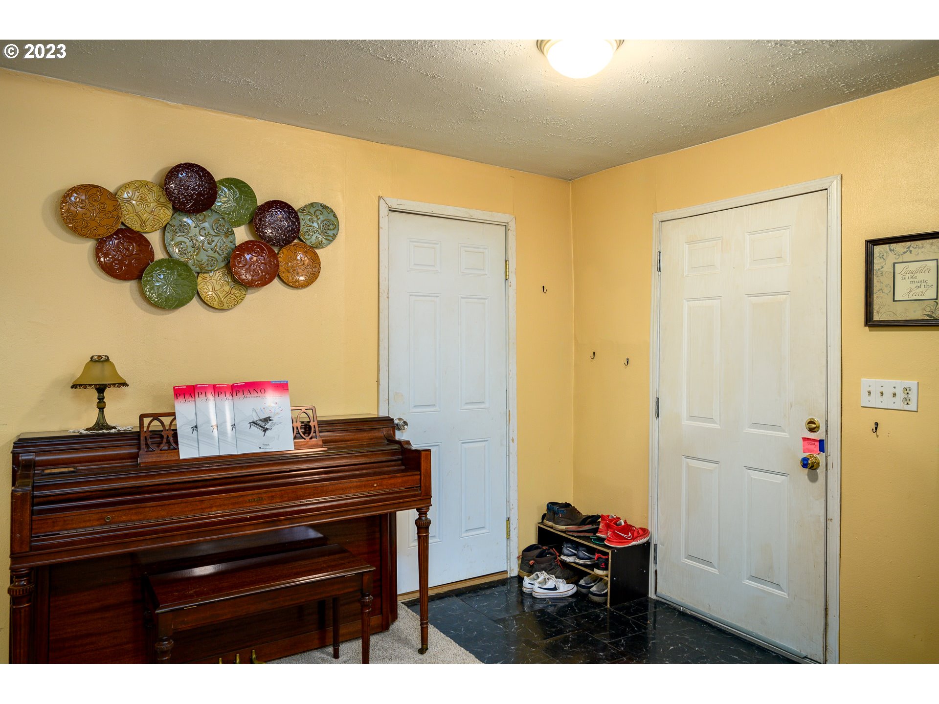7260 Ash Street Grand Ronde, OR 97347 - Photo 17 of 39 a view of room with a kitchen