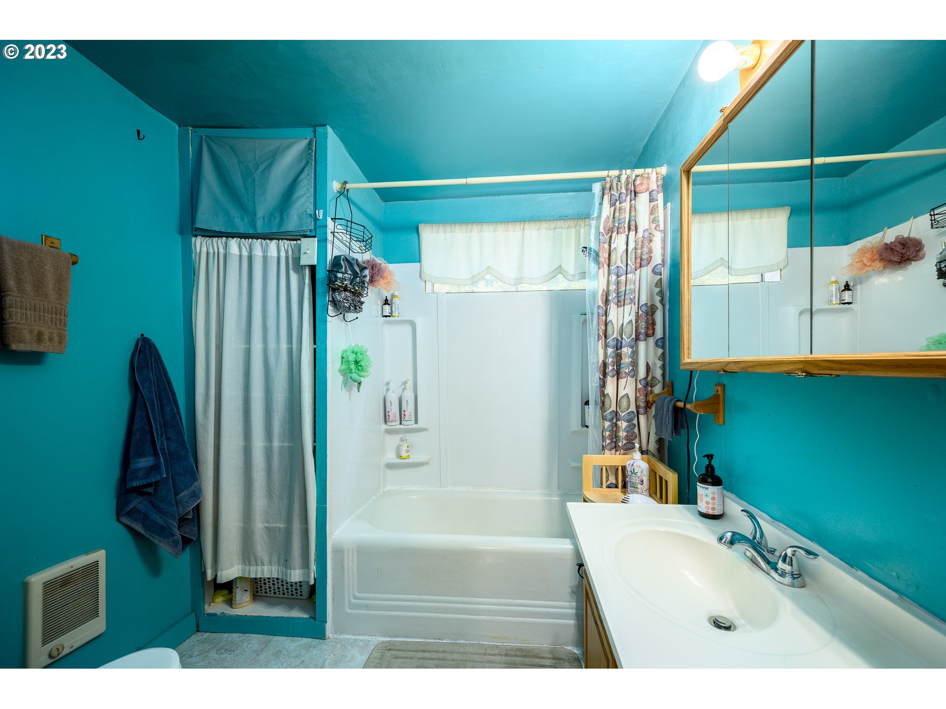 7260 Ash Street Grand Ronde, OR 97347 - Photo 25 of 39 a bathroom with a sink a toilet and a bathtub