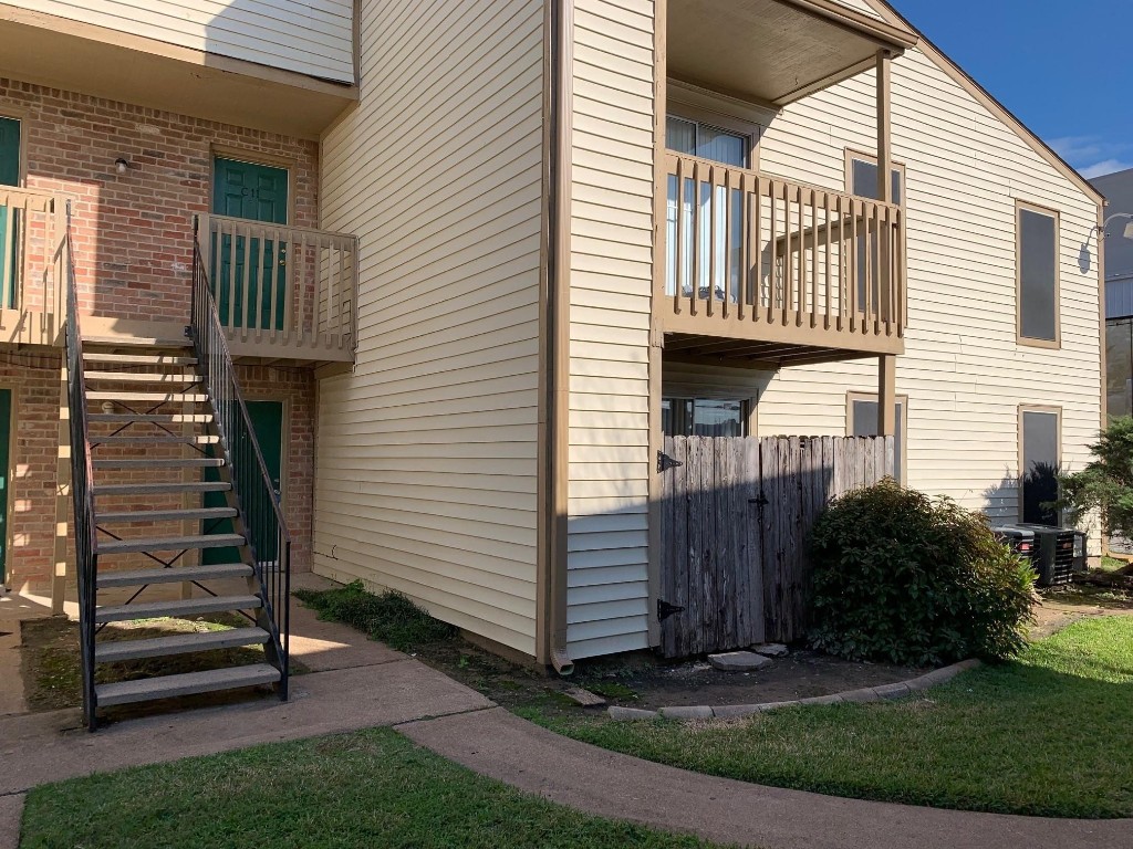 2200 Cypress Landing Road, Unit C12 Houston, TX 77090 - Photo 11 of 12 a view of a house with backyard and a garden