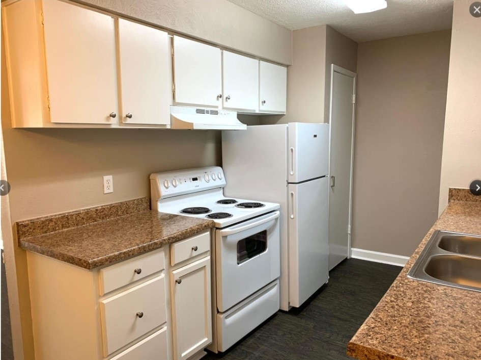 2200 Cypress Landing Road, Unit C12 Houston, TX 77090 - Photo 3 of 12 a kitchen with a stove and a refrigerator
