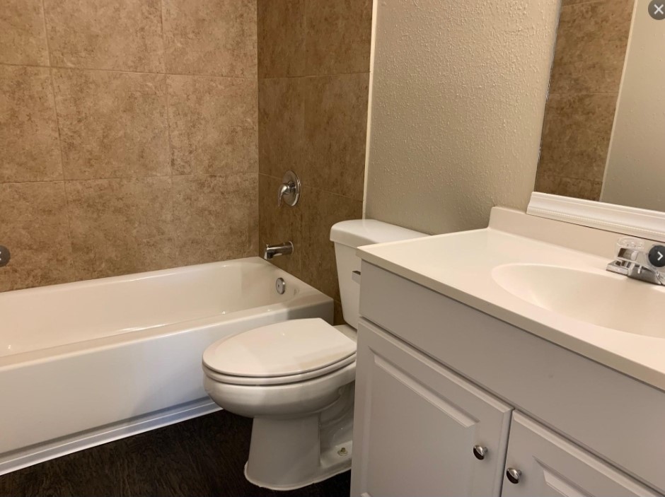 2200 Cypress Landing Road, Unit C12 Houston, TX 77090 - Photo 8 of 12 a bathroom with a sink a toilet and a bathtub