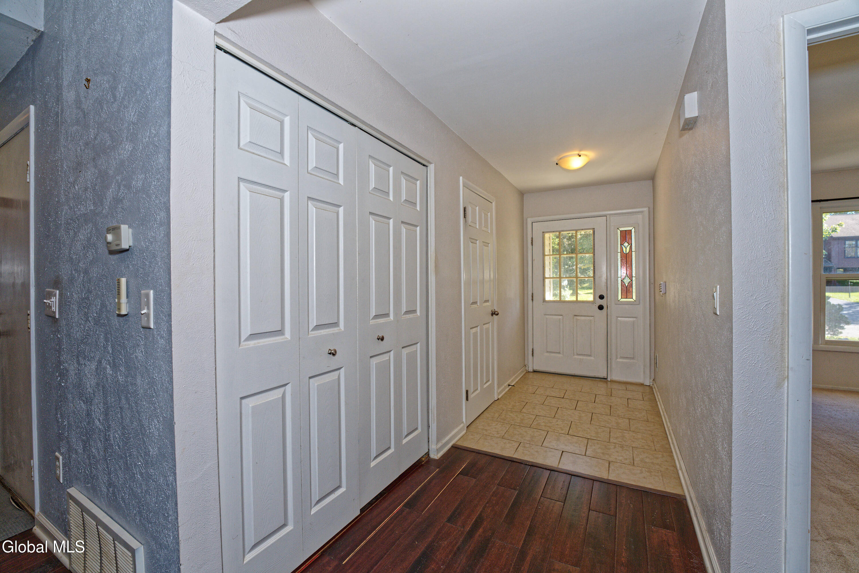 638 Top Ridge Drive Guilderland, NY 12203 - Photo 4 of 31 1 Entryway