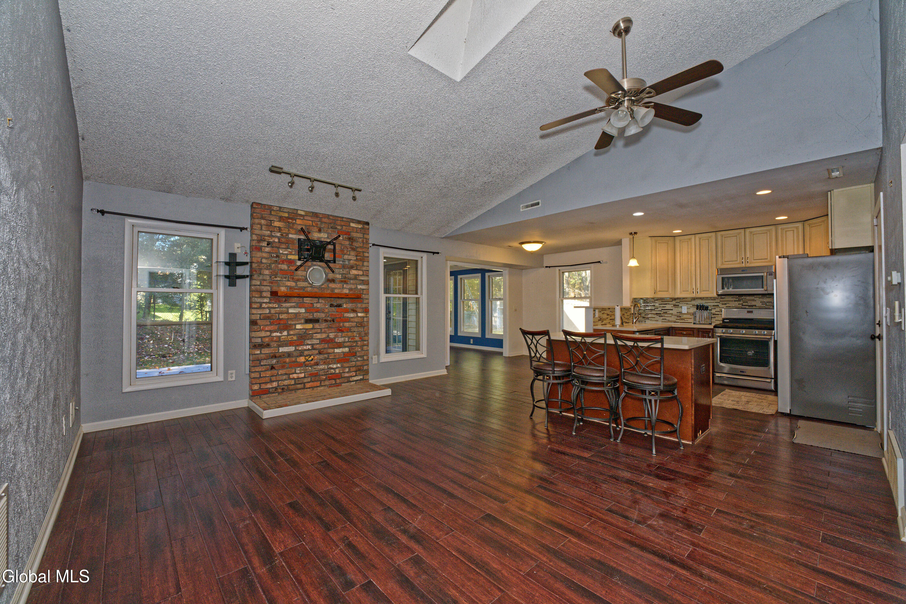 638 Top Ridge Drive Guilderland, NY 12203 - Photo 5 of 31 2 Livingroom 3