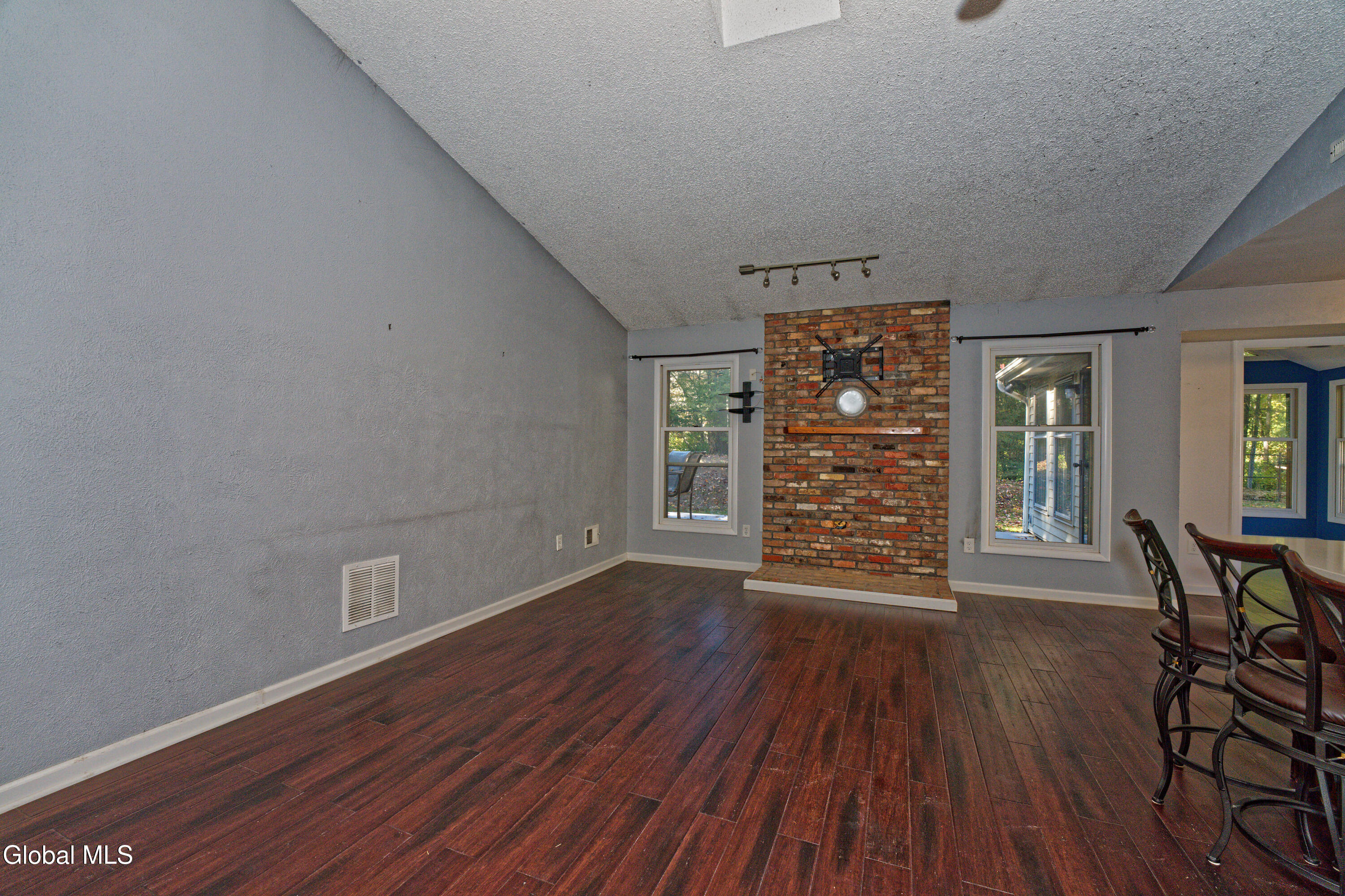 638 Top Ridge Drive Guilderland, NY 12203 - Photo 7 of 31 2 Livingroom 2